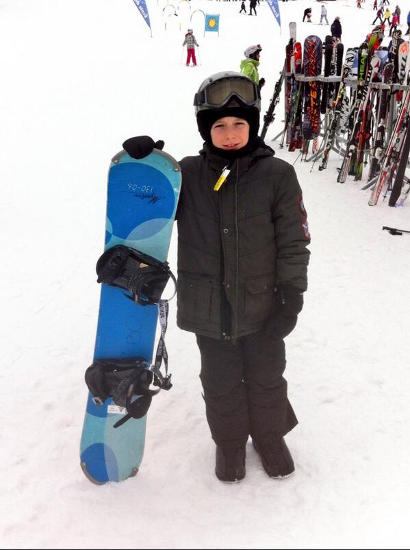 gerant32's tweet photo. Bravo à mon grand pour son premier cours de snowboard !!!#futurechampion http://t.co/lv1efs97PX