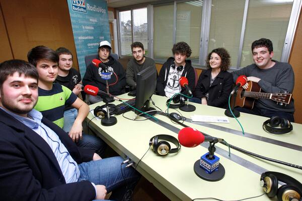 Mañá de noite, @apart_es, <a href="/thegentband/">The Gentlemen Band</a> e Arabian Evils na <a href="/SalaDublin/">Sala Dublín</a>. E ás 10.30 da mañá, en <a href="/vocescarballo/">RadioVoz Bergantiños</a>