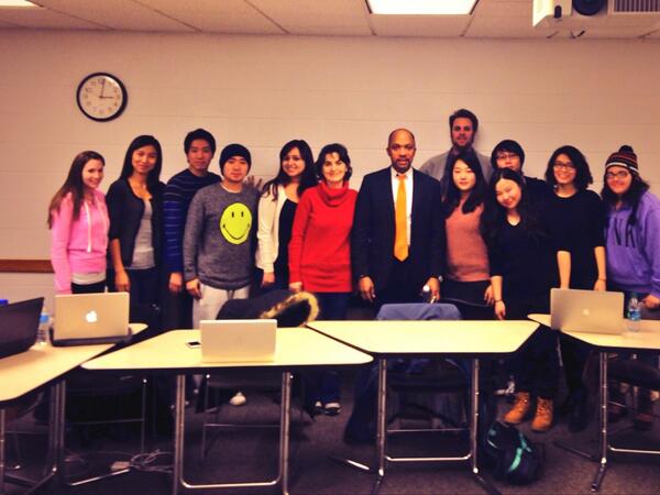 Just_Kate's tweet photo. Great class with Torod Neptune, VP of Corporate Comm for @Verizon in #NewhouseSM6 #SUSocComm http://t.co/lgkZXW2jqR