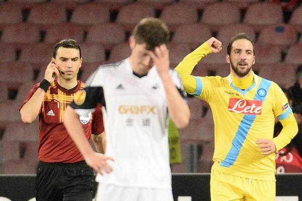 SSCNapoliFrance's tweet photo. Qualification en 8eme de finale de l'Europa League (3-1) #Insigne #Higuain #Inler http://t.co/GRTiq8R6KP