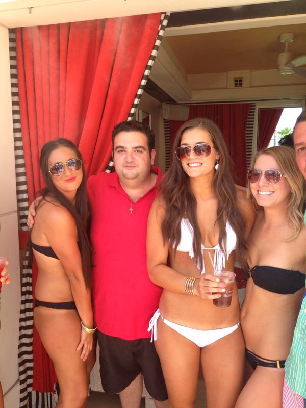 116Paramo's tweet photo. @eljustoqro Fausto Foyo y Miguel Angel Álvarez en "Las Vegas" con unas amiguitas, buen gusto muchachos!! http://t.co/ncZHWeyAkG