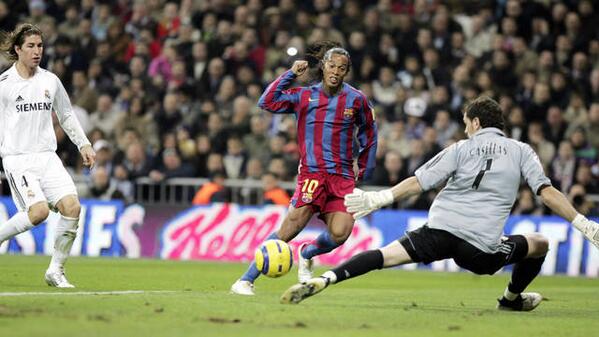 HistoriaFutbool's tweet photo. El día que Ronaldinho salió aplaudido del Santiago Bernabeu, el 19 de Noviembre del 2005. http://t.co/RlWSZSKjKv
