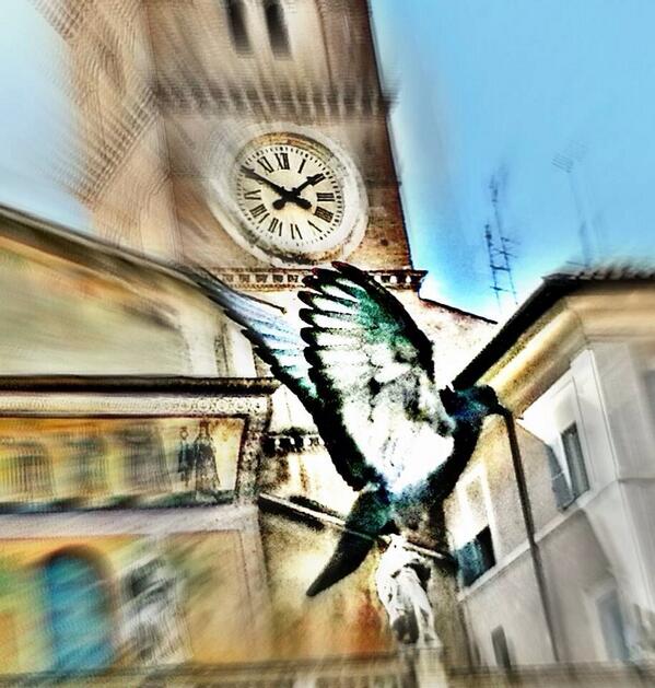 TrastevereRM's tweet photo. Er #tempo che #vola... #trastevere #piazzasantamaria #roma http://t.co/TAgjfh39wc