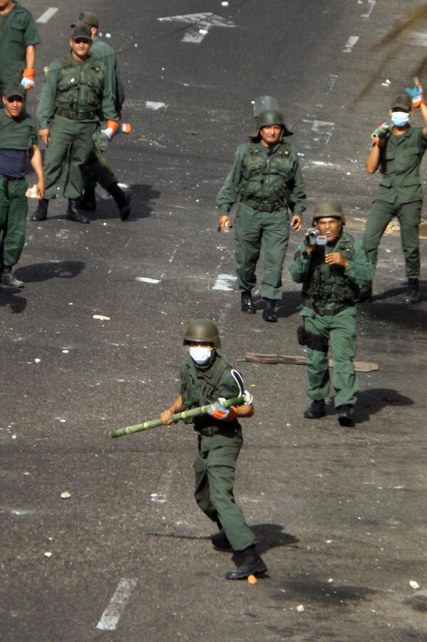 SoyVnezolano's tweet image. Vean como estos GNB tiene piedras y video cámara #27F #ResistenciaVzla