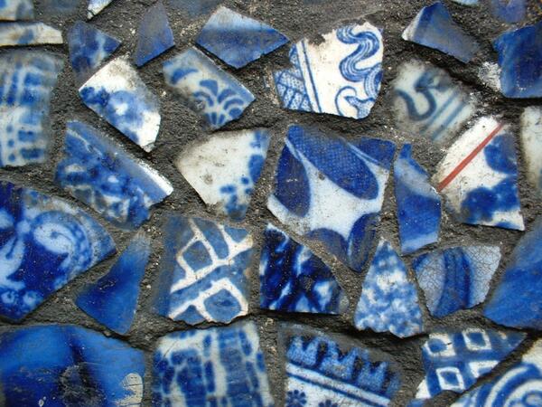 O Xrhsths 寮美千子 Sto Twitter 陶器の破片のモザイク Http T Co Lpnb0aonfi 伊万里で 橋の タイルに使っていたのを見たことがあります 鎌倉の海岸では古伊万里の欠片を拾えます 長年これを拾ってモザイクの壁を作った方も わたしも持っているので いつか使い