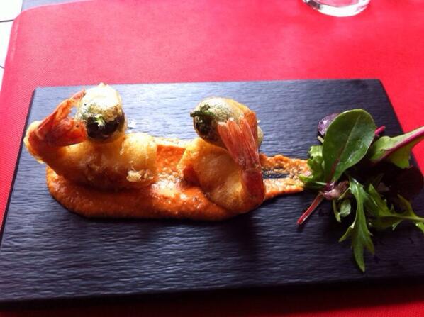 tapeartevlc's tweet photo. Una de las tapas de esta semana.Langostinos en tempura con pimientos de padrón y salsa romescu. http://t.co/aUQDt4Yzzn