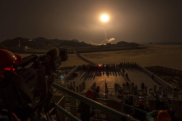 miatramz's tweet photo. Breathtaking Rocket Launch as Research Satellite Blazes Into Space http://t.co/NkpxSe9WDl @TIME @ingallsimages @nasa http://t.co/kztURoItbQ