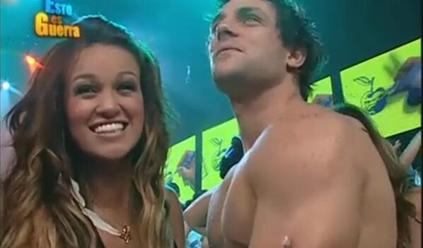 holis60's tweet photo. "@angela_SGJB: Awwwwwwww @NicolaPorcella @arizaga_a muerooo!!<3<3<3 http://t.co/UTOneO4HTm" angie