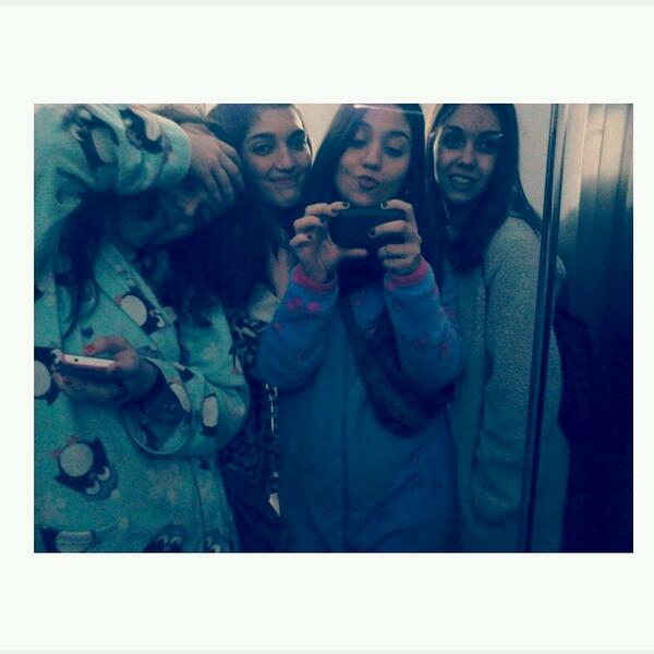 estellesclaudia's tweet photo. bona nit desde el mon de les pinseses ❤️ http://t.co/OkXLMZOL8v