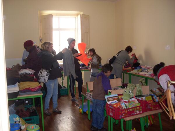 QEquilbrio's tweet photo. "Feira de Roupa" do CAFAP (Centro de Apoio Familiar e Acompanhamento Parental), Questão de Equilíbrio http://t.co/ahb2l9VQHA