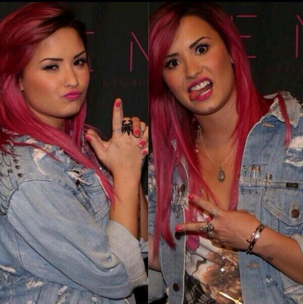 iLovaticForDemi's tweet photo. Omf demetria akxidjcjekdowk http://t.co/RU1ON6F1FO