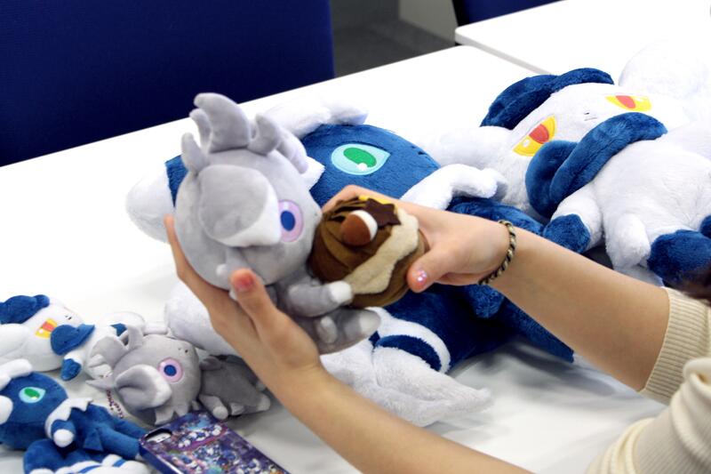 ポケモン公式ツイッター グッズ キュートなニャスパー ニャオニクスのぬいぐるみサンプルがあがってきたので チェック中 もっとかわいくなるように頑張ります タイトル 発売日は 次回twitterで公開予定 お楽しみに Pokecen Http T Co