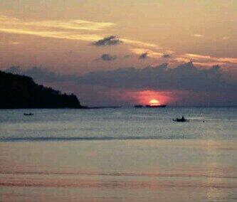 Senja yang akan berganti malam, dan mengeluarkan pancaran sinar yang merona. Lokasi tengghen. #Baweanpic #kuis2