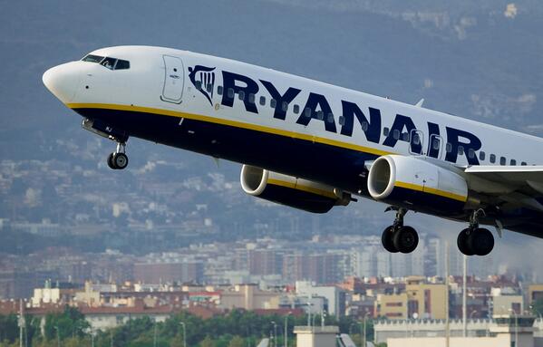 LaVanguardia's tweet photo. #Ryanair ofrecerá vuelos entre Europa y Estados Unidos por 12 euros http://t.co/KQqmcmYMyD Has leído bien, 12 euros http://t.co/W9ixvoaALU