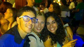 raul_atope's tweet photo. Desde aquí felicitar a “mis andaluzas" x su día.... Besitos de vuestro “Currito " @Maria_ValleV @MiiriamMpg @Rociopg2 http://t.co/bOLgoFXSeE