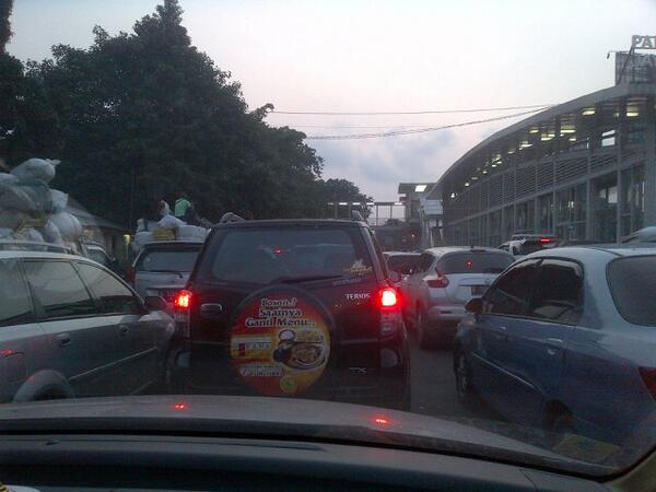 tomyatearth's tweet photo. @lewatmana mangga 2 macet parahhh.....hadehhh http://t.co/2GLjsLOMc7