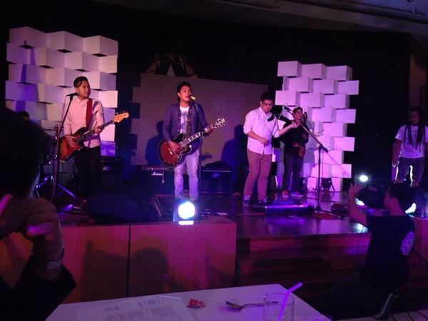 alvinringgo's tweet photo. Watching Silent Sanctuary in front of our table now. Medyo nakaka-in love naman ang mga songs. :) http://t.co/ZcTt2tWLoi