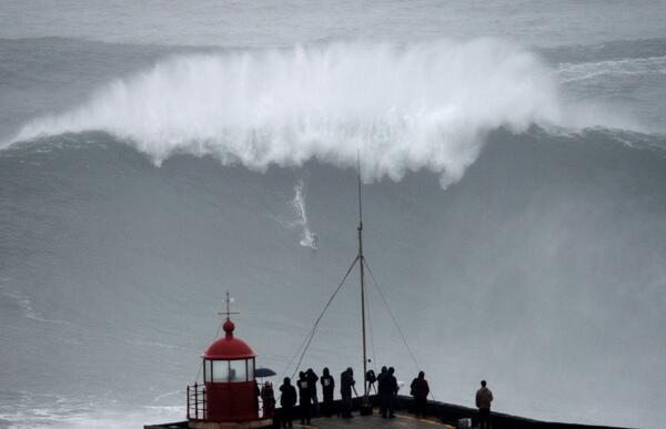 sabiastuque_'s tweet photo. Surfista Garrett McNamara estableció un nuevo récord mundial en esta ola de  30 metros en Praia do Norte, Portugal http://t.co/jaBtdWv8yd