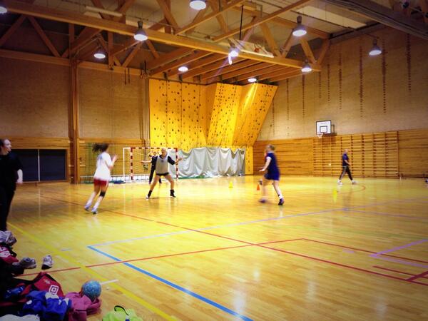 Fredagstrening i Gjerpenhallen. Kampdag i morgen. Gjerpen-Skrim kl. 16:00