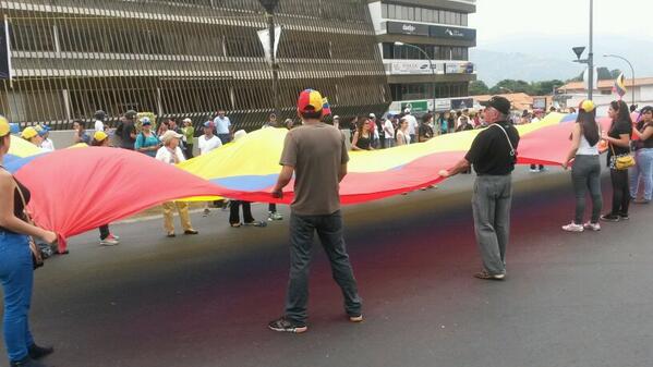 rctv's tweet photo. Ahora en la Andres Bello CC Las Tapias. Mérida http://t.co/giN4lixHuR vía @eurolobo