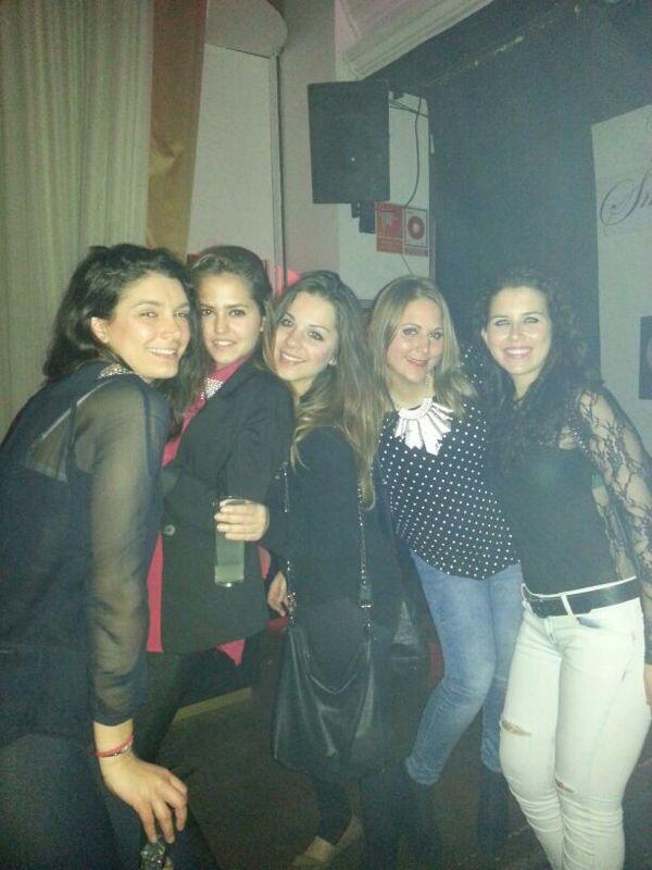 MaiteCabeza's tweet photo. Que alegría me dio veros! Siempre es guay encontrarse con gente buena de verdaaa Olee @lurdaka07 @L0renyta http://t.co/ZgLCj7Qza4