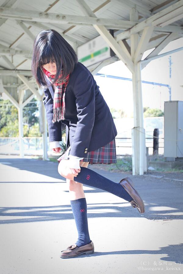 Twitter पर 長谷川 圭佑 Photographer 女子高生がこうやって靴下直してると 無防備で可愛いなあと思う この状態で後ろから膝カックンしたらとか 軸足に思いっきりローキックかましたらどうなるだろうとか考える Http T Co Uuesdvxtcl