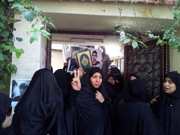 AlWefaqEN's tweet photo. The unbreakable will of the people, the mother of the martyr with the victory sign during her son's funeral. #Bahrain http://t.co/wACInoDE67
