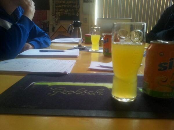 Maurice, Mike, Rob, Jos, Gino, Noppie en Thomas zijn druk bezig om de optocht in elkaar te zetten.