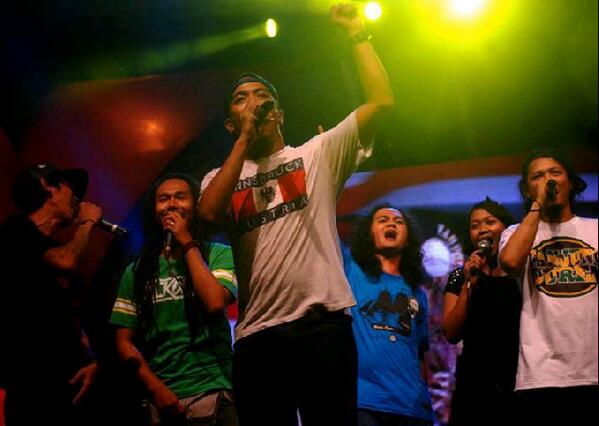 Para pemandu paduan suara at KRI <a href="/dennyfrust24/">RichardDennyNahazon</a> <a href="/NoNkQperon/">PaPa NongKrAaAY</a> <a href="/dollyjamica/">Dolly Andry</a> <a href="/GojilMomonon/">lewe ~ lewe</a> @denondyotha <a href="/TpenxDread/">Tpenx Dread</a> :)