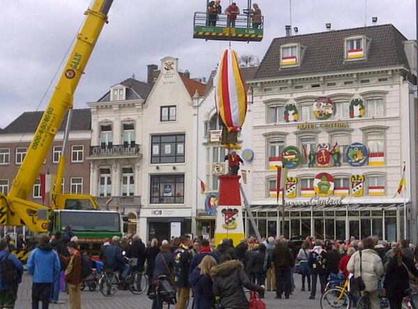 <a href="/BoerKnillis/">Knillis</a> staat op zijn plek! #oeteldonk