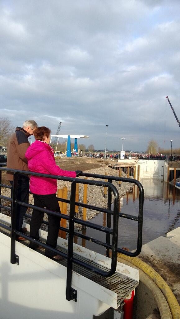 De pomp staat aan, het water stroomt er in! Veel publiek in Stavoren bij de sluis