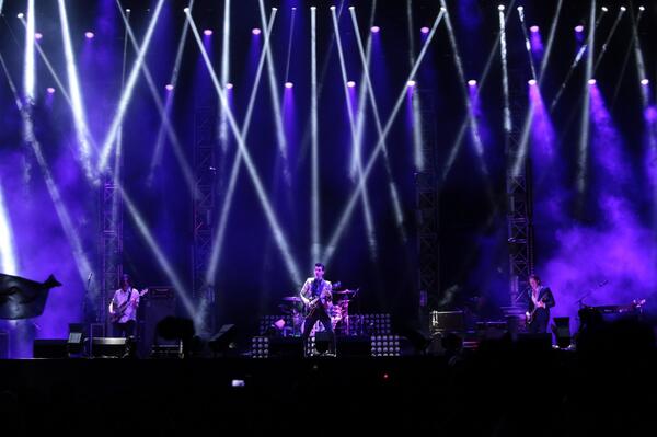 RocknCoke's tweet photo. #RockNCoke2013'te izlediğin Arctic Monkeys var ya, Brit Awards'ta yılın albümü ödülünü aldı. Belliydi. http://t.co/0IWA0AvFSE