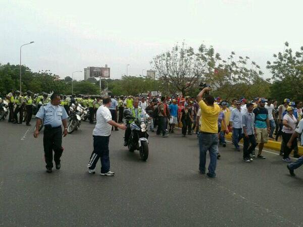 rctv's tweet photo. Manifestantes rompen cordón policial y continua cadena humana en Maracaibo http://t.co/bvjpS3zFUn VÍA @jpirelaf"