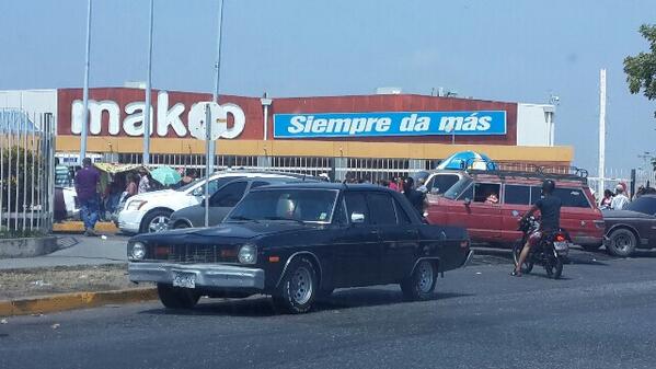 Mircoba's tweet image. Inaccesible la entrada a Makro. Pa' que chupen.... y nosotros tambien.