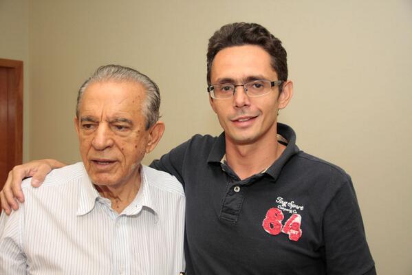_IrisRezende's tweet photo. Iris Rezende recebeu em seu escritório, Roberto Nicolau colaborador dos correios. #IrisRezende http://t.co/XcJnKfQJNc
