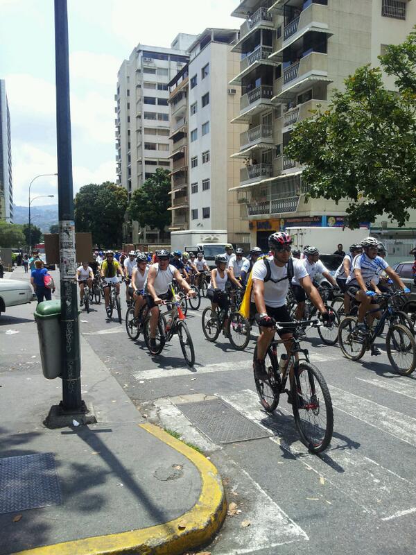juliogch71's tweet photo. los ciclistas en los palos grandes http://t.co/tfN50ogt7u