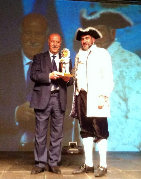 elsemanal's tweet photo. Vicente del Bosque recoge el Perlé institucional otorgado a la selección española de fútbol #CarnavaldeHerencia http://t.co/FDTVjIGVRA