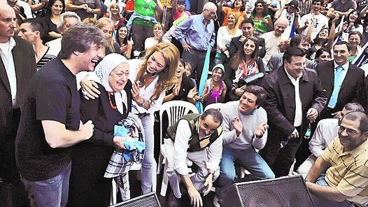 LaSolanoLima's tweet photo. Acá están esto son:
Robaron tu casa
Robaron tu futuro
#Unpaisconmalagente http://t.co/zslsH5AUTx