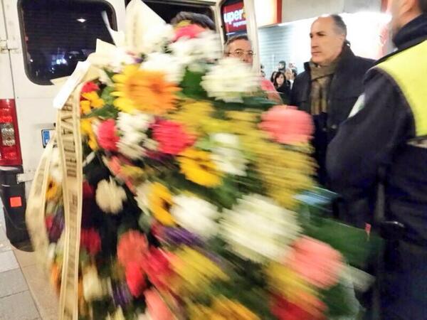 minutoes's tweet photo. Las calles de #Algeciras se llenan de corones y flores. El mundo mira hacia la tierra de Paco. Todos con Paco http://t.co/L4JdlV9sWv