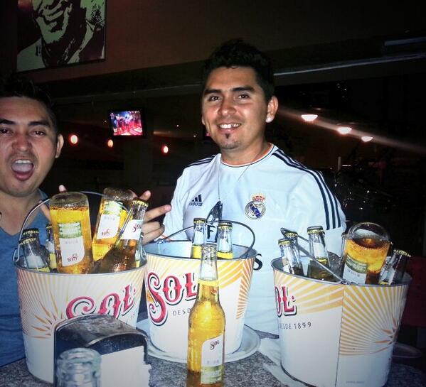 ruly_21's tweet photo. Con los cuates anoche y la mejor compañía que una cerveza sol @CervezaSol  calentando #carnavalsol #calentandomotores http://t.co/djE38c1haT