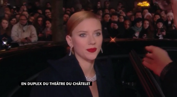 canalplus's tweet photo. Scarlett Johansson fait son arrivée pour recevoir son César d'Honneur des mains de Quentin Tarantino ! #César2014 http://t.co/mtBkwOLb4Y