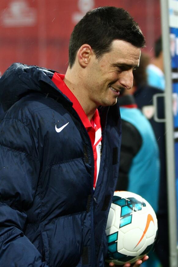 AthleticClub's tweet photo. Os dejamos esta foto de Aduriz con su balón tras conseguir un brillante hat-trick http://t.co/s7HtH04pxa