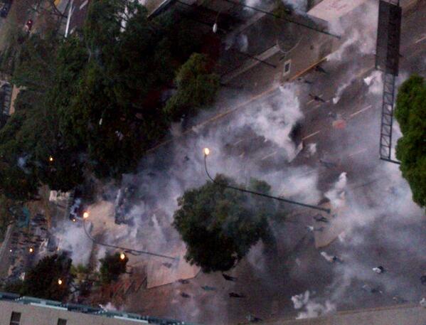 ElUniversal's tweet photo. 6:07pm Lanzan lacrimógenas en Altamira Sur para dispersar a estudiantes  http://t.co/zuJsVWxjmv (vía @gloriabastidas) #28F