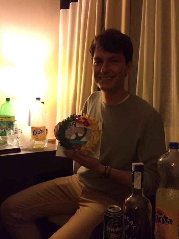 g_velaz's tweet photo. Muchas felicidades al ancla, al mitico, al grande @Alvaro_Neivo http://t.co/9UtOfHZX65