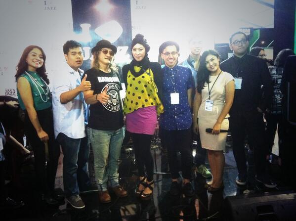 Slodyoz's tweet photo. The team @nadyasbelansky @TiwuRayie @AdityaElman @amalbhaskara with @BebenJazz dan MC http://t.co/n1R9M3VyTX