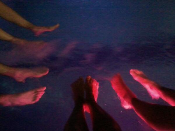 florsuldrup's tweet photo. Noche de piletaaaa a a a @Ohsomewhereover @TinchoRosemblat  @LuOsre http://t.co/tArnUlXqfX
