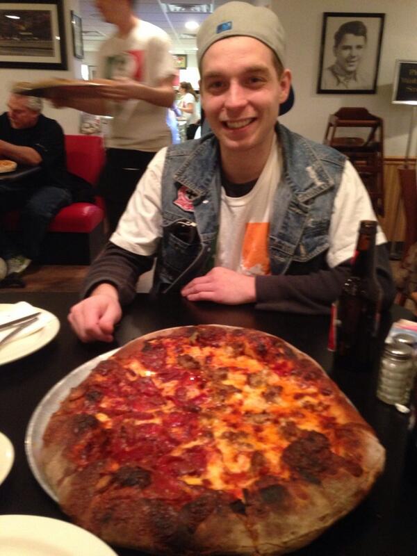 SwellenC's tweet image. @AcetoJaxon loves this place. #vincentspizza #breadguy