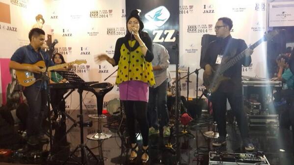 BebenJazz's tweet photo. Slodyoz salah satu yg mengguncang JJF2014 dg nomor2 motown nya di booth bluebird-kjk http://t.co/65k3iIJitu