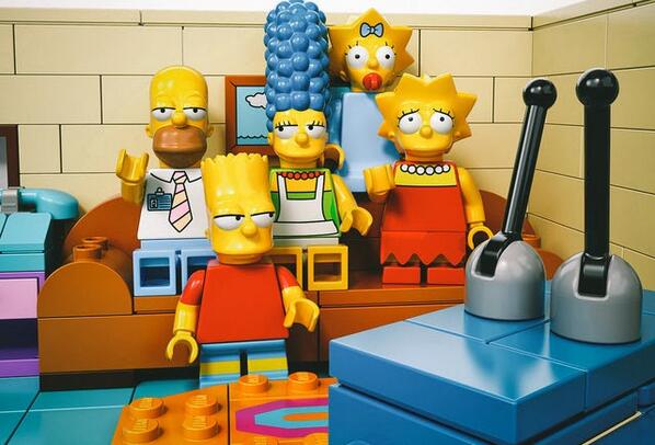diosgloria's tweet photo. The Simpsons in Lego. http://t.co/hvgCBk8pPd http://t.co/HqC5kQ5iF6