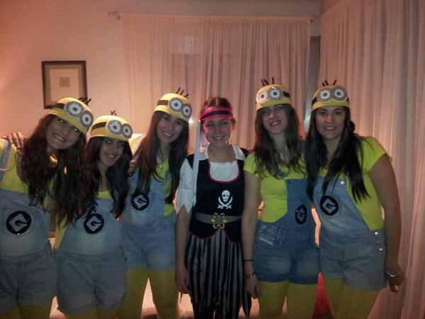 martasoci's tweet photo. “@letig_19: #CARNAVAL #minionsypirata @SorayaMR3 @RaqelSimn @martasoci #cris,vicky http://t.co/voEUi42kx5”